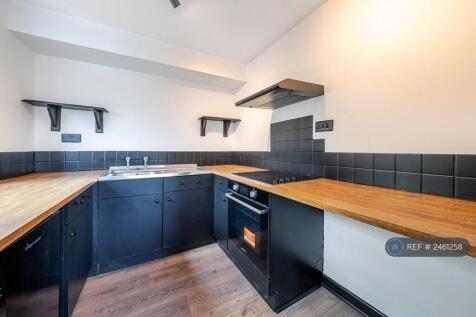 Kitchen / Breakfast Bar