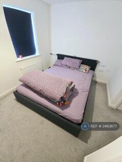 King Sized En Suite Bedroom - Nb Unfurnished