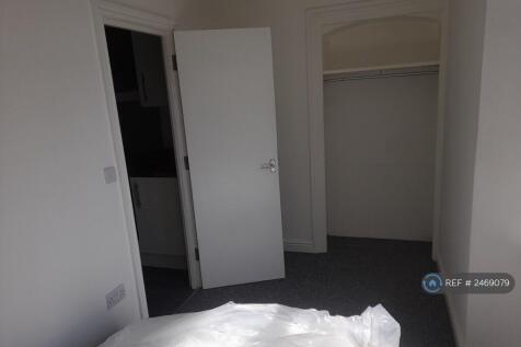 Double Bedroom With Built In Wardrobe