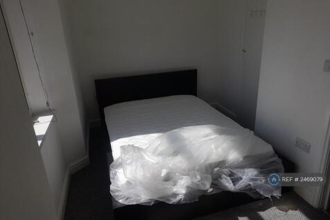 Double Bedroom With Built In Wardrobe