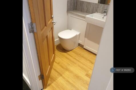 Main Bathroom 3