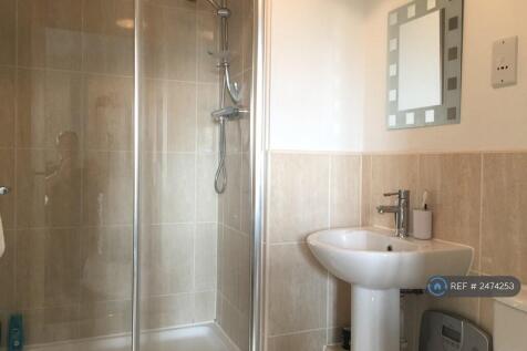 Ensuite Bathroom To Bed 1
