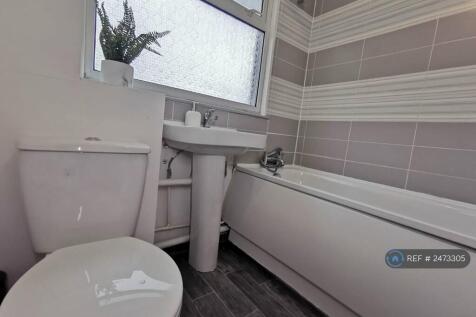 Shared Bathroom Upstairs