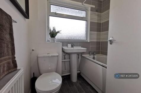 Shared Bathroom Upstairs