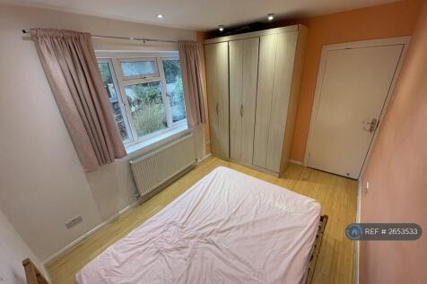 Bedroom 1, Doublebed, Wardrobe, Garden View