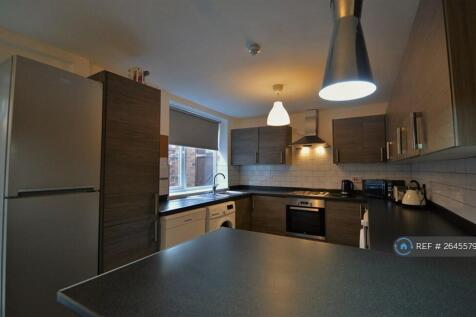Fully Fitted Kitchen With Breakfast Bar