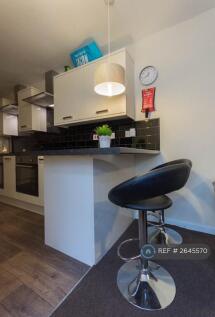 Fully Fitted Kitchen With Breakfast Bar