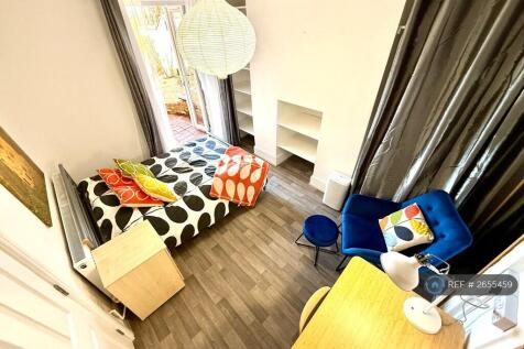 Room 5 Private Garden Access/French Windows 