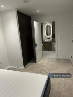 Master Bedroom With Inbuilt Wardrobe (Ensuite) 2