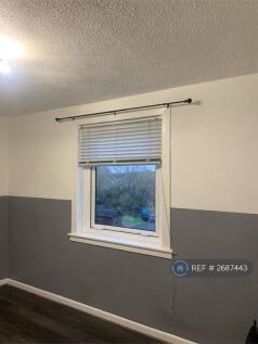 Large Back Bedroom At Window