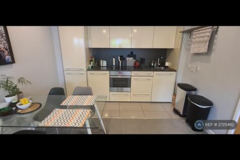 Fully Fitted Kitchen, Dishwasher, Oven, Microwave