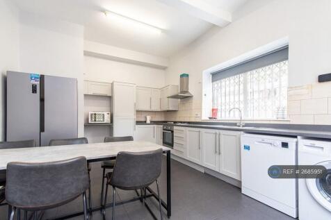 Fully Fitted Kitchen With American Ff