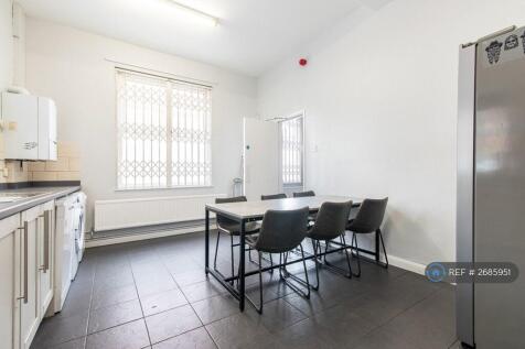 Large Kitchen With Dining For 6