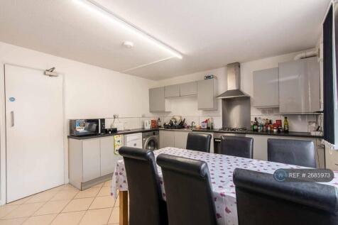 Large Kitchen And Dining For 6