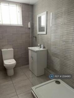1st Floor Bathroom 
