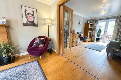 SNUG SITTING ROOM
