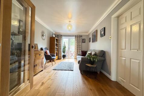 SNUG SITTING ROOM