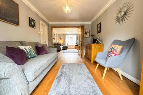 SNUG SITTING ROOM