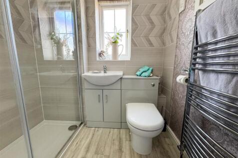 FAMILY SHOWER ROOM