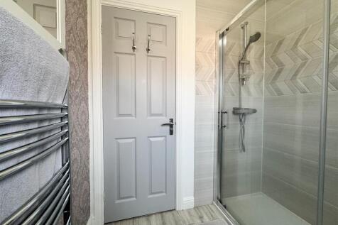 FAMILY SHOWER ROOM