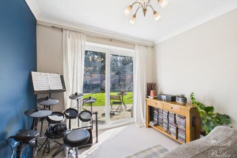 CAM01995G0-PR0282-STILL004