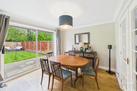 CAM02127G0-PR0281-STILL015