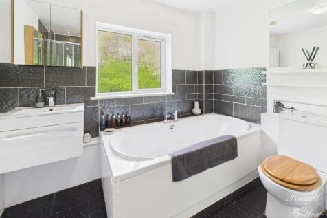 CAM02127G0-PR0281-STILL026