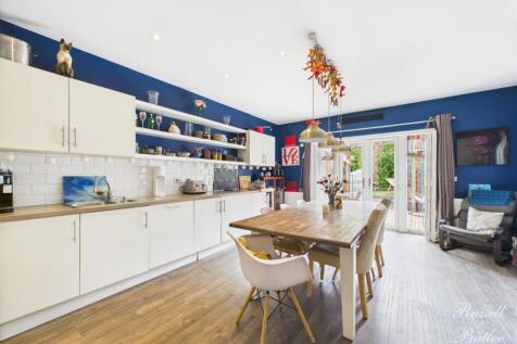 CAM01995G0-PR0301-STILL008