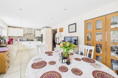 CAM02127G0-PR0296-STILL010