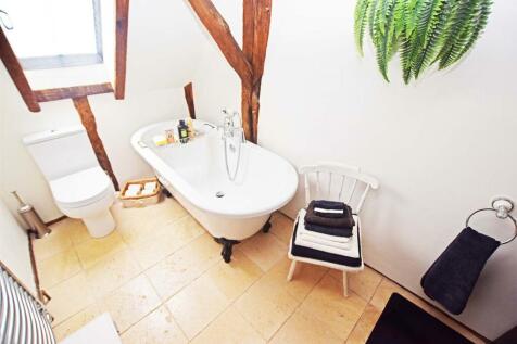 EN-SUITE BATHROOM