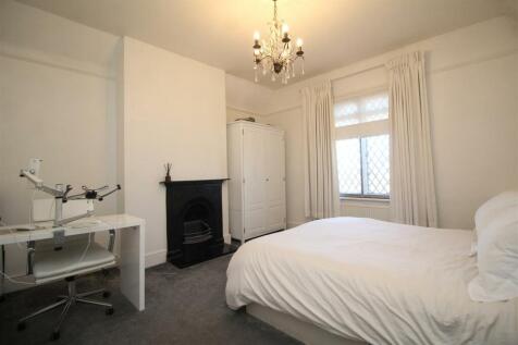 bedroom 1 .JPG