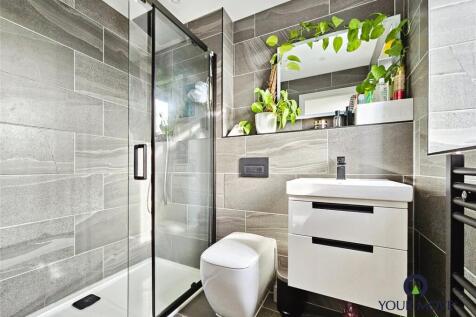 Ensuite Bed 1