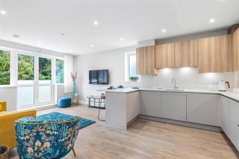 5 McLaren Court, 1 Cobham Road, KT22  9AU-15.jpg