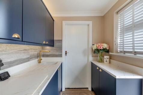 8593622-interior34.jpg