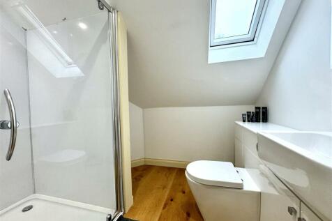 EN-SUITE SHOWER ROOM