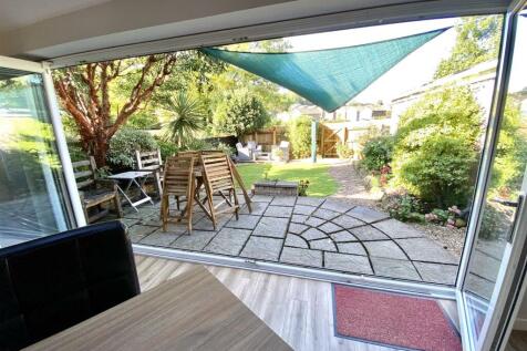 KITCHEN/FAMILY DINING ROOM