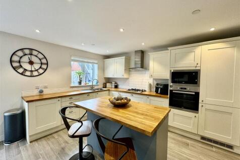 KITCHEN/DINER/FAMILY ROOM