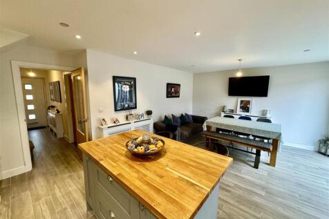 KITCHEN/DINER/FAMILY ROOM