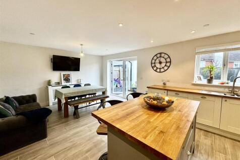 KITCHEN/DINER/FAMILY ROOM