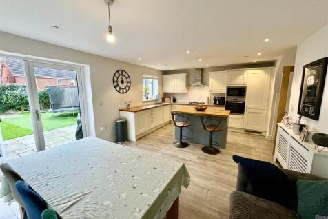 KITCHEN/DINER/FAMILY ROOM