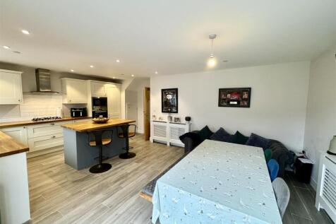 KITCHEN/DINER/FAMILY ROOM