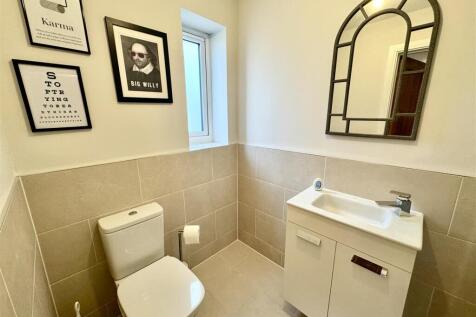 EN-SUITE SHOWER ROOM