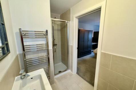EN-SUITE SHOWER ROOM