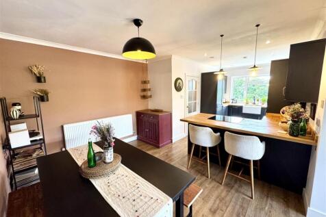 KITCHEN/BREAKFAST/DINING ROOM