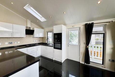 OPEN PLAN KITCHEN/LIVING/DINING ROOM