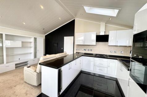 OPEN PLAN KITCHEN/LIVING/DINING ROOM