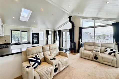 OPEN PLAN KITCHEN/LIVING/DINING ROOM