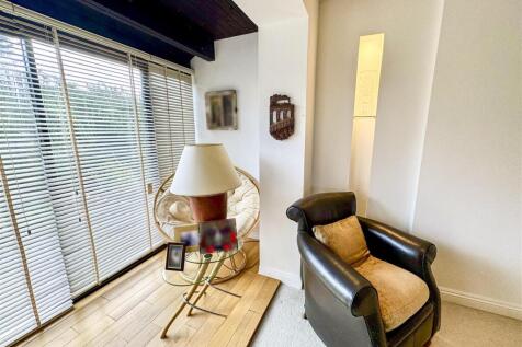 OPEN PLAN LIVING/DINING AREA