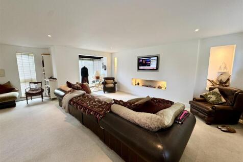 OPEN PLAN LIVING/DINING AREA