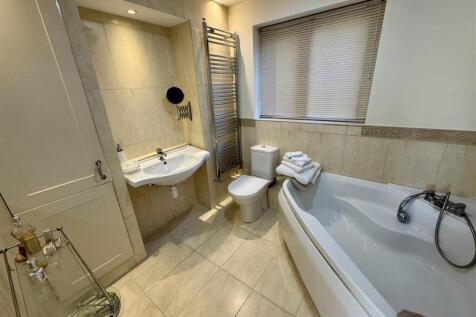 EN-SUITE BATHROOM